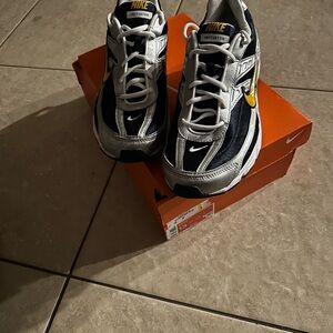 SLIGHTLY USED MEN NIKE INITIATOR SIZE 13 IN BOX 9/10 CONDITION SEE PICS